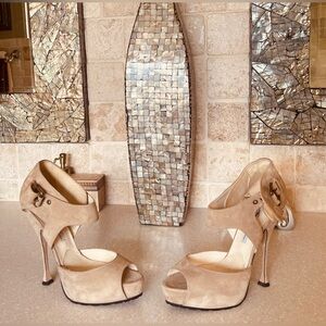 Classic and beautiful designer Brianatwood heels!!